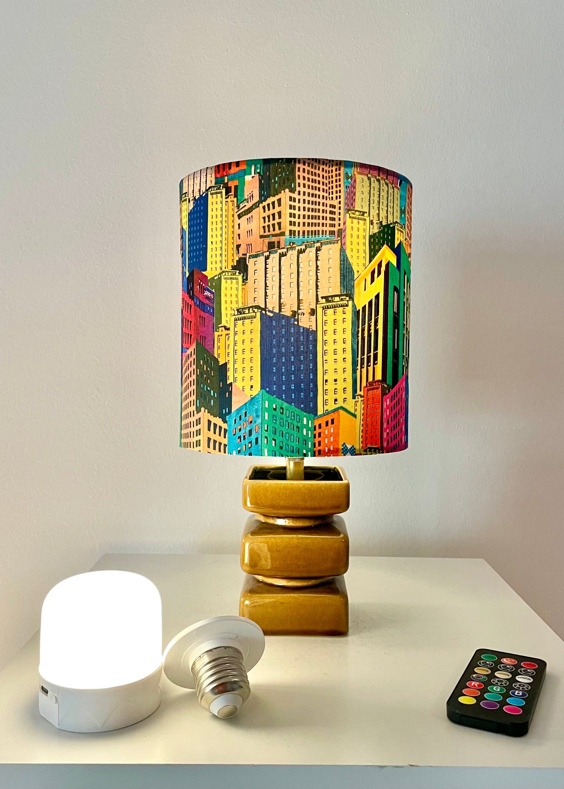 Upgecycelte Tischlampe – Cityscape Collection - einer originalen Keramikvase von Cari Zalloni, einem der bedeutenden Designer der deutschen Nachkriegsmoderne