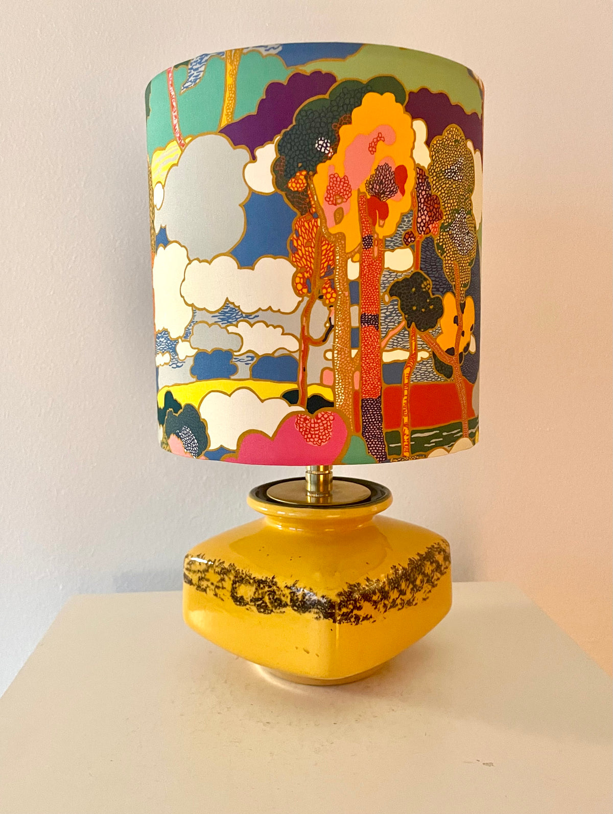 The Archive Collection: Tischlampe aus DDR Keramik mit Lampenschirm aus Liberty-Stoff „Prospect Road“