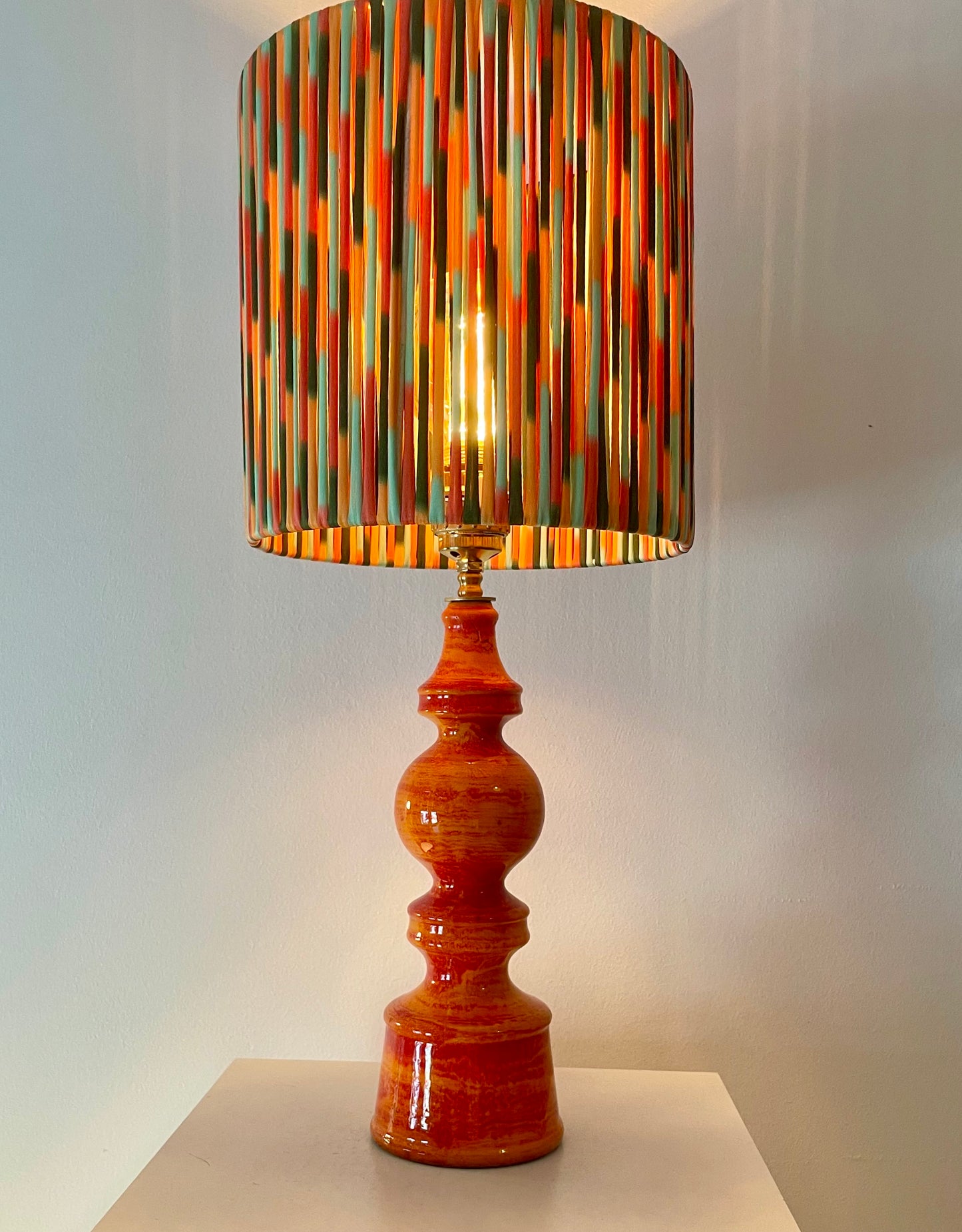 Kleine 70 Jahre Stehlampe mit Pop Art String Schirm