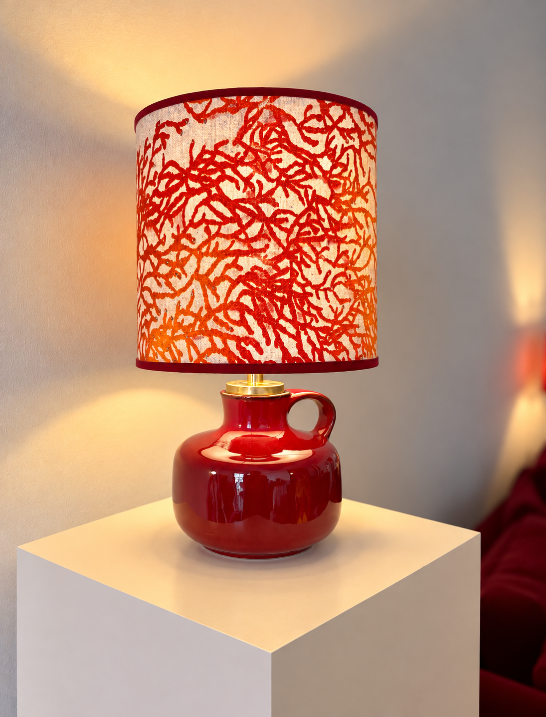 Upgecykelte Tischlampe - kabellos - aus einer Vintage Vase mit rotem Korallenstoff