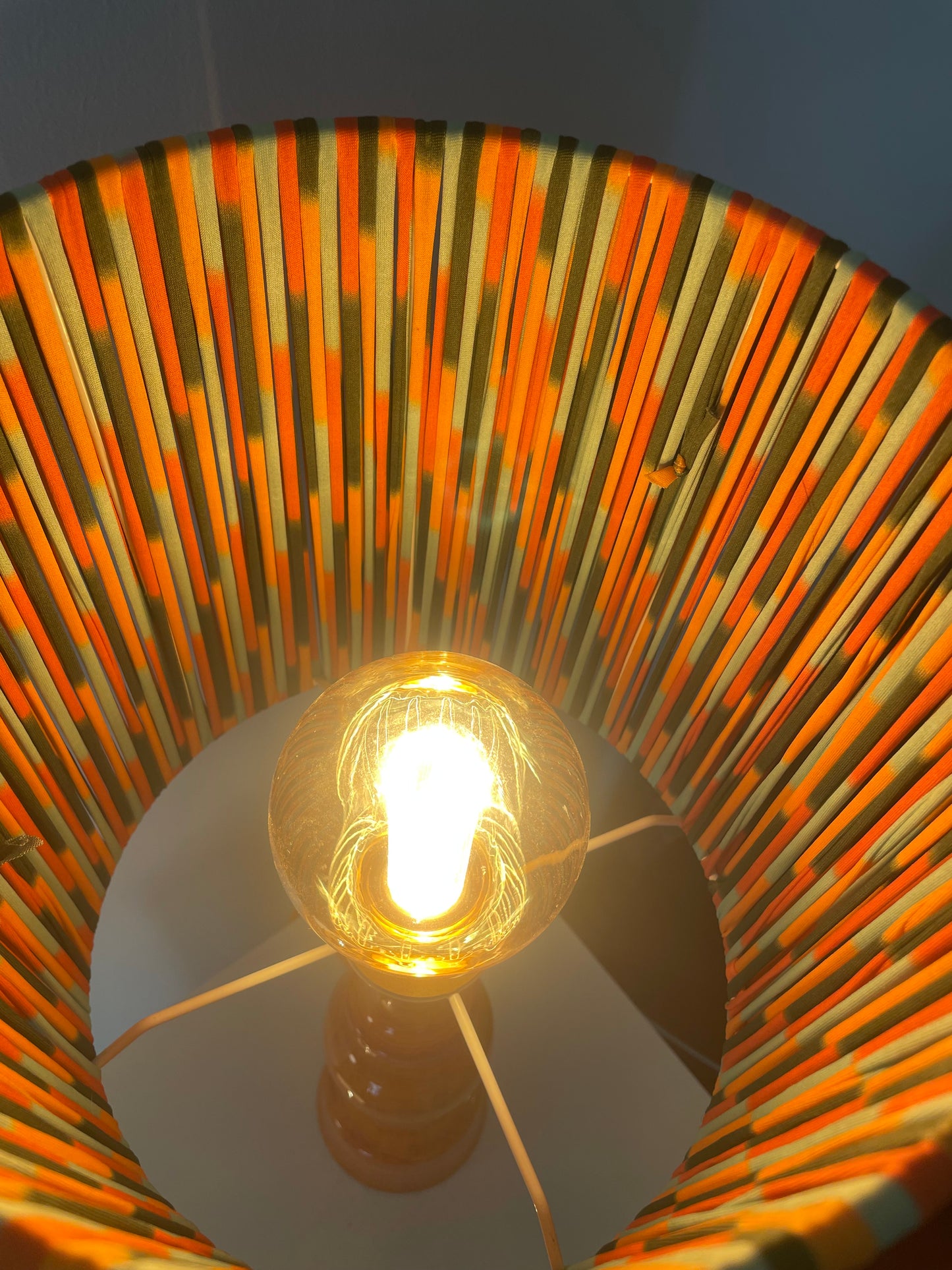 Kleine 70 Jahre Stehlampe mit Pop Art String Schirm