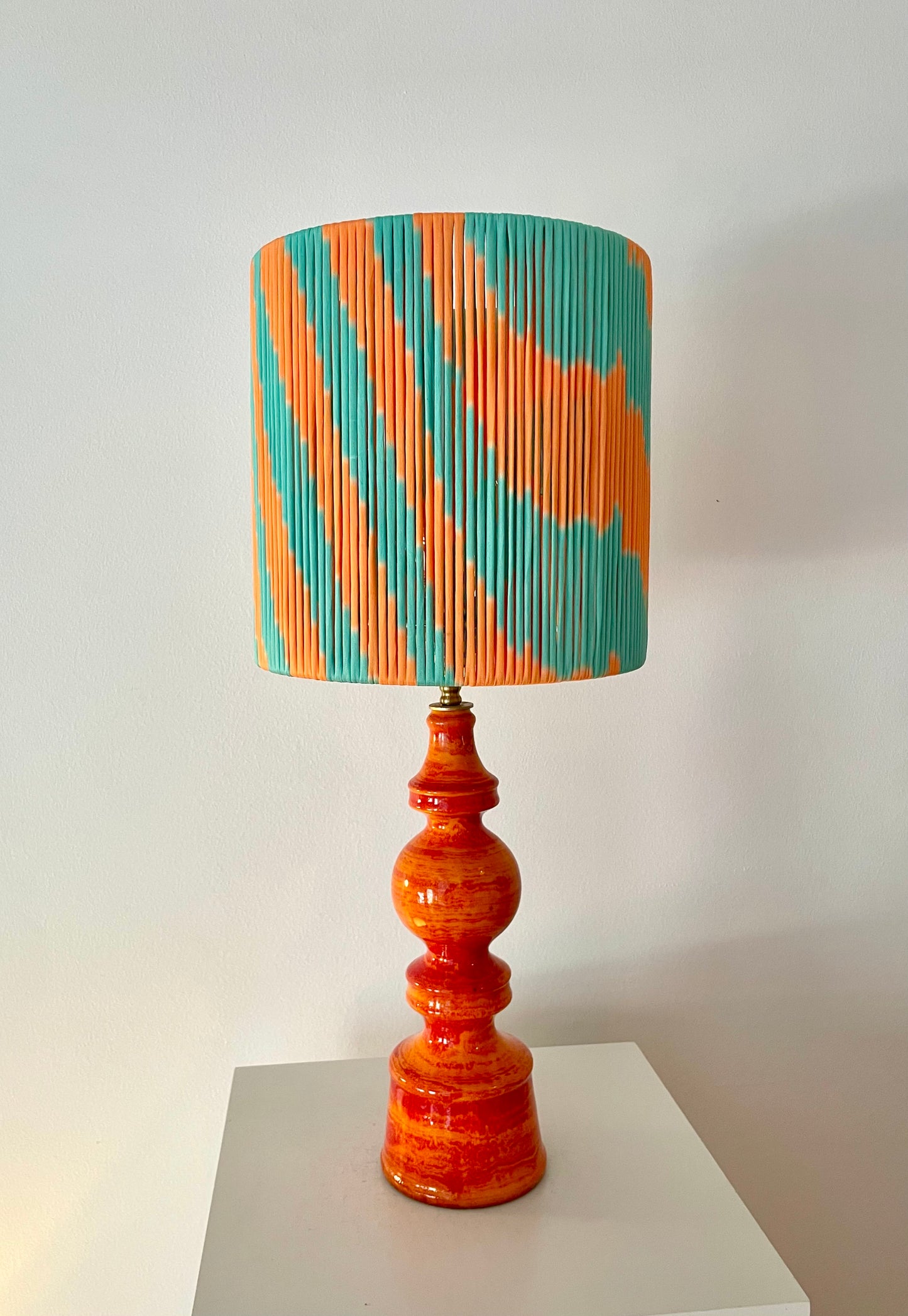 70er Jahre Keramiklampe mit Pop Art String-Schirm