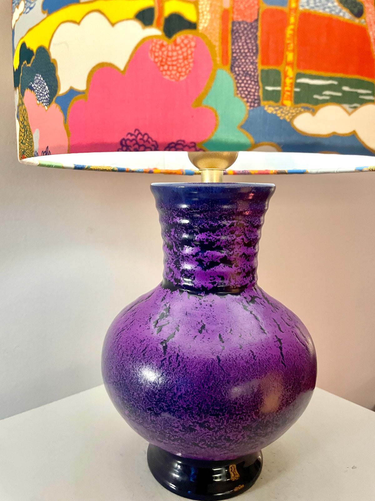 The Archive Collection: Kabellose Tischlampe aus Marei Vase mit Lampenschirm aus Liberty-Stoff