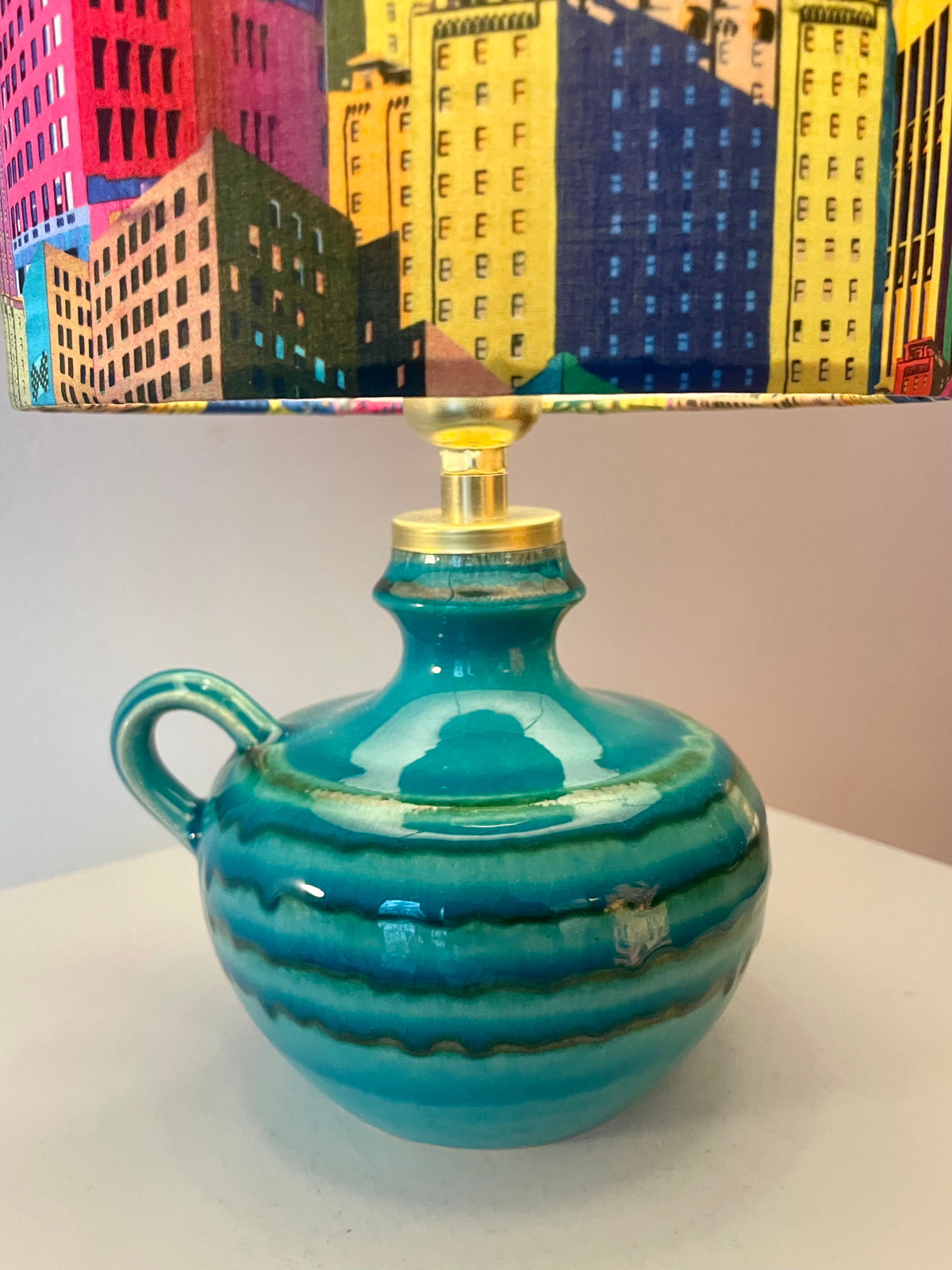 The Archive Collection: Kabellose Vasenlampe mit Liberty-Stoff „Bernard’s Buildings“