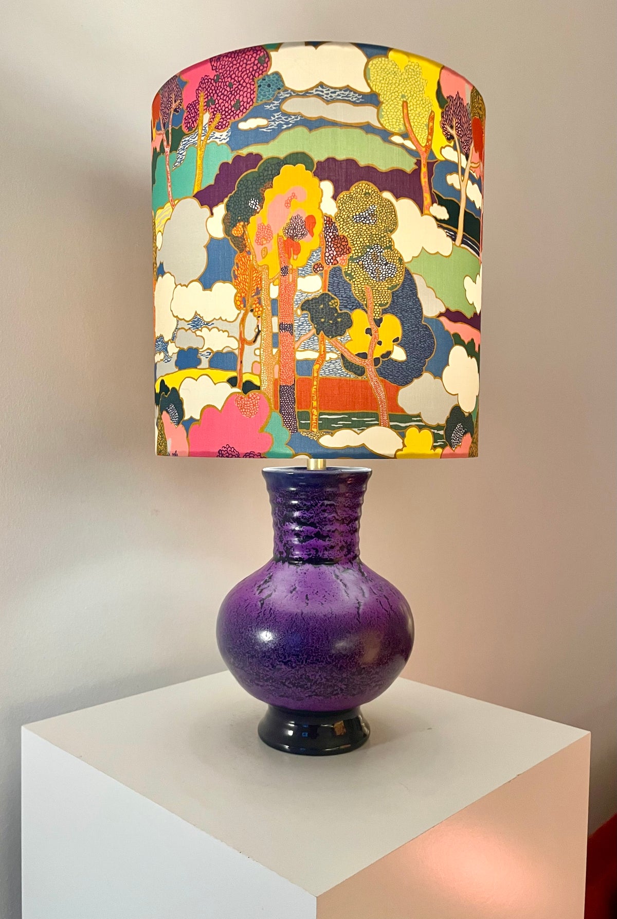 The Archive Collection: Kabellose Tischlampe aus Marei Vase mit Lampenschirm aus Liberty-Stoff