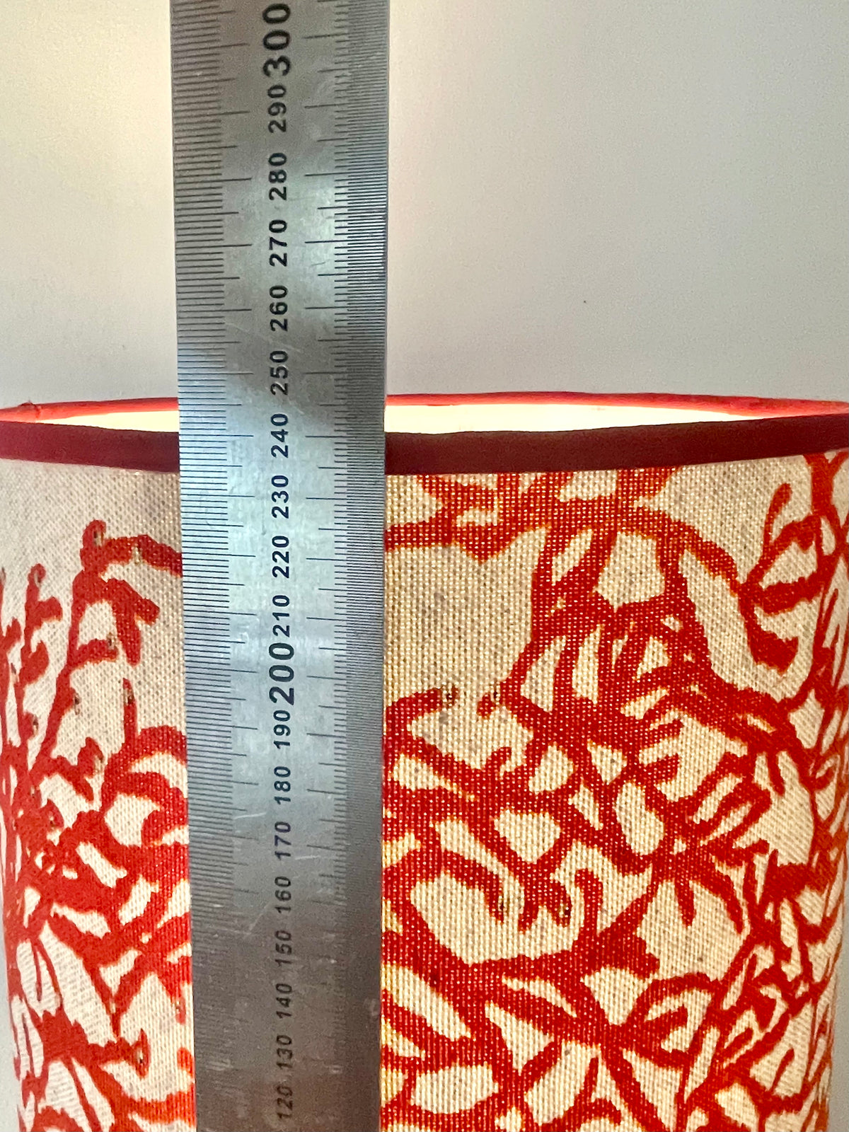 Upgecykelte Tischlampe - kabellos - aus einer Vintage Vase mit rotem Korallenstoff