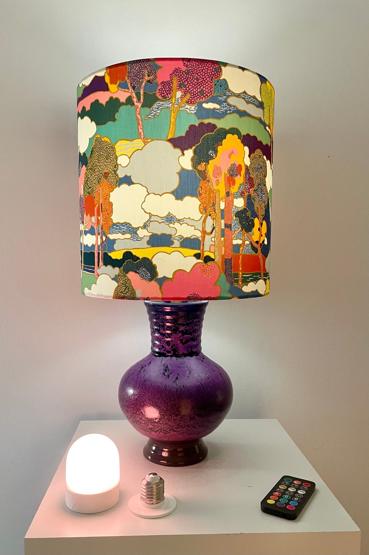 The Archive Collection: Kabellose Tischlampe aus Marei Vase mit Lampenschirm aus Liberty-Stoff