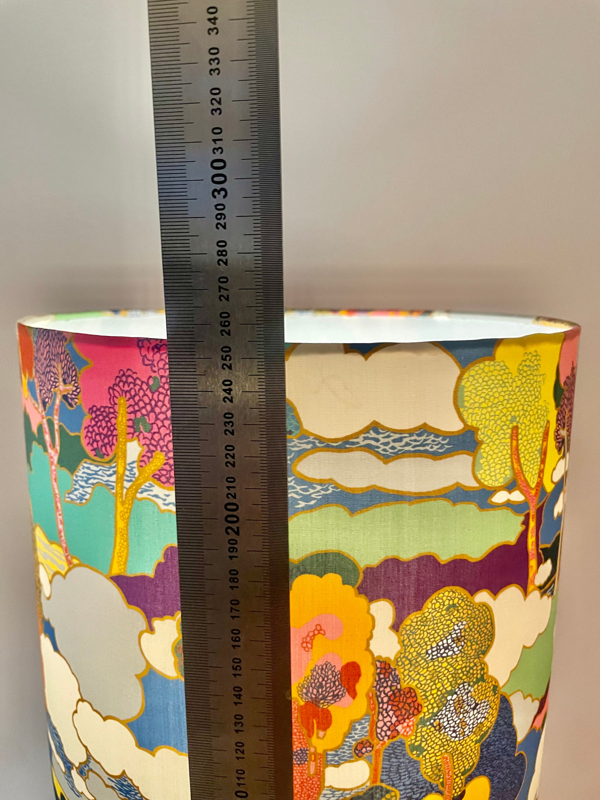 The Archive Collection: Kabellose Tischlampe aus Marei Vase mit Lampenschirm aus Liberty-Stoff