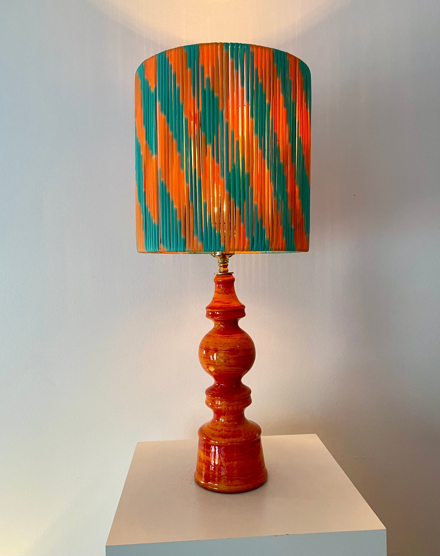 70er Jahre Keramiklampe mit Pop Art String-Schirm