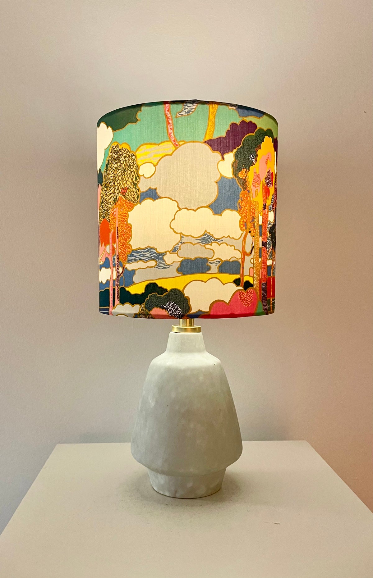 Kabellose Tischlampe aus Vintage-Vase mit Liberty-Stoff