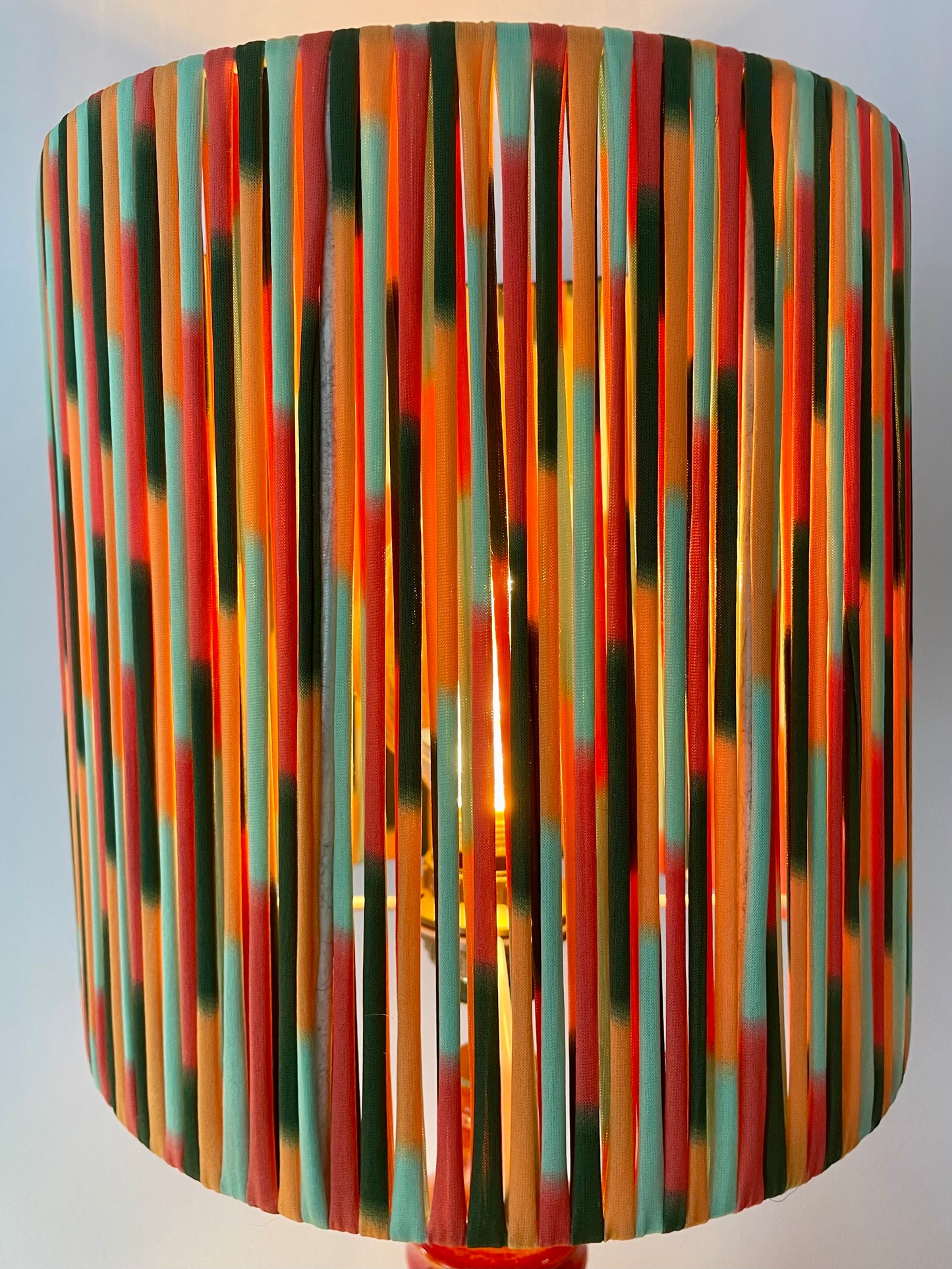 Kleine 70 Jahre Stehlampe mit Pop Art String Schirm