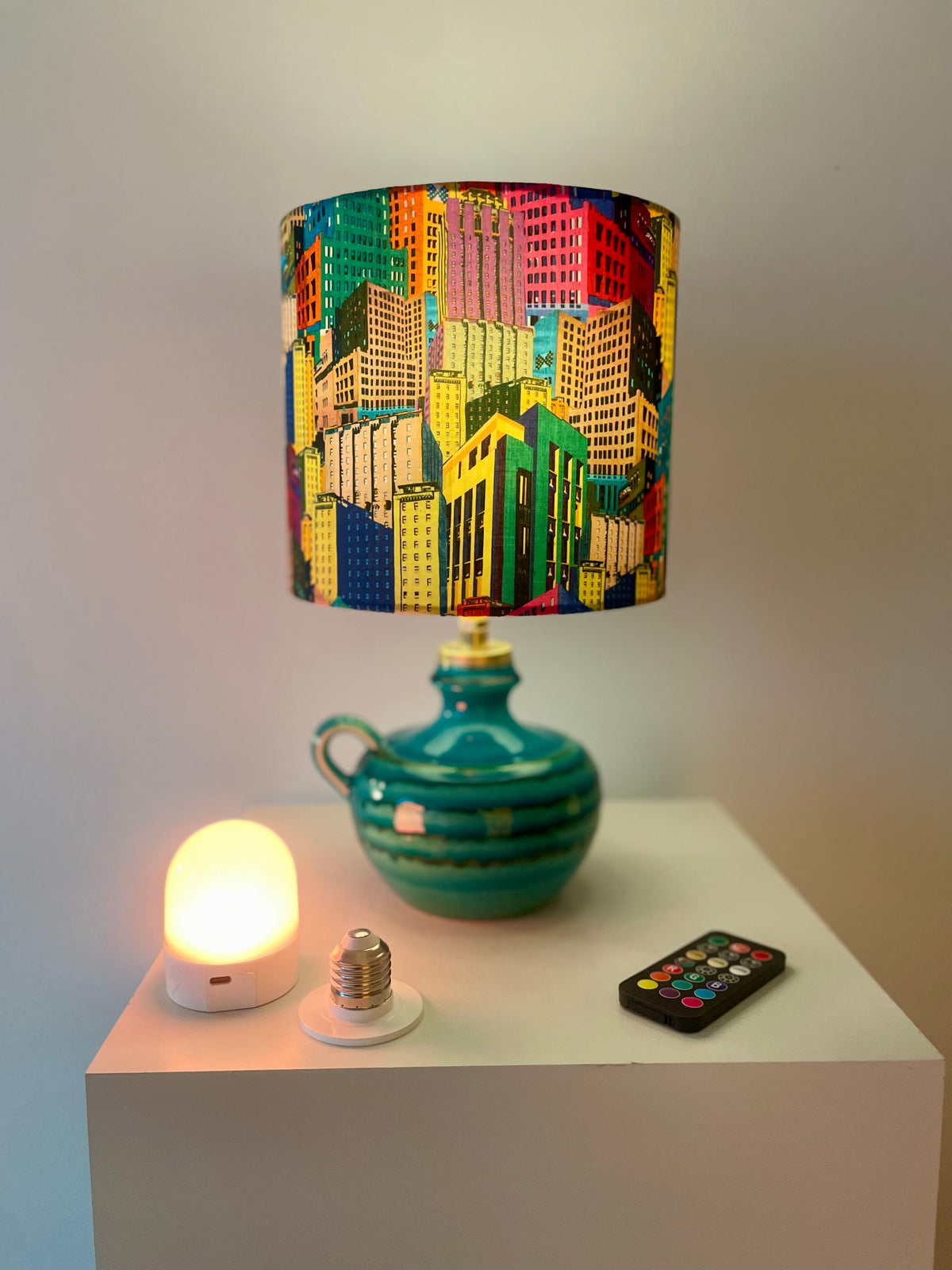 The Archive Collection: Kabellose Vasenlampe mit Liberty-Stoff „Bernard’s Buildings“