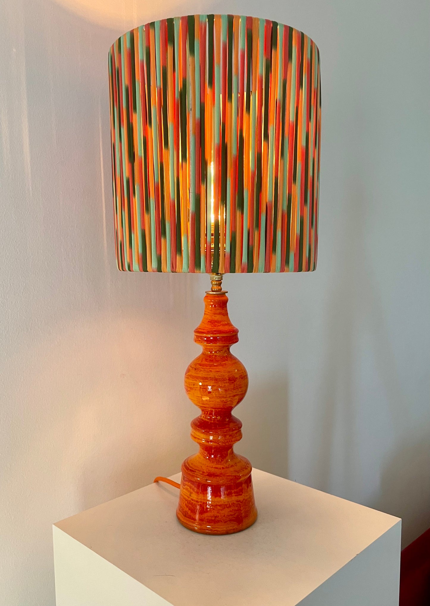 Kleine 70 Jahre Stehlampe mit Pop Art String Schirm