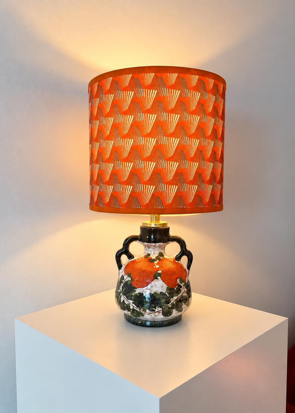 Kabellose Marei Vasenlampe mit handgefertigtem Retro-Lampenschirm