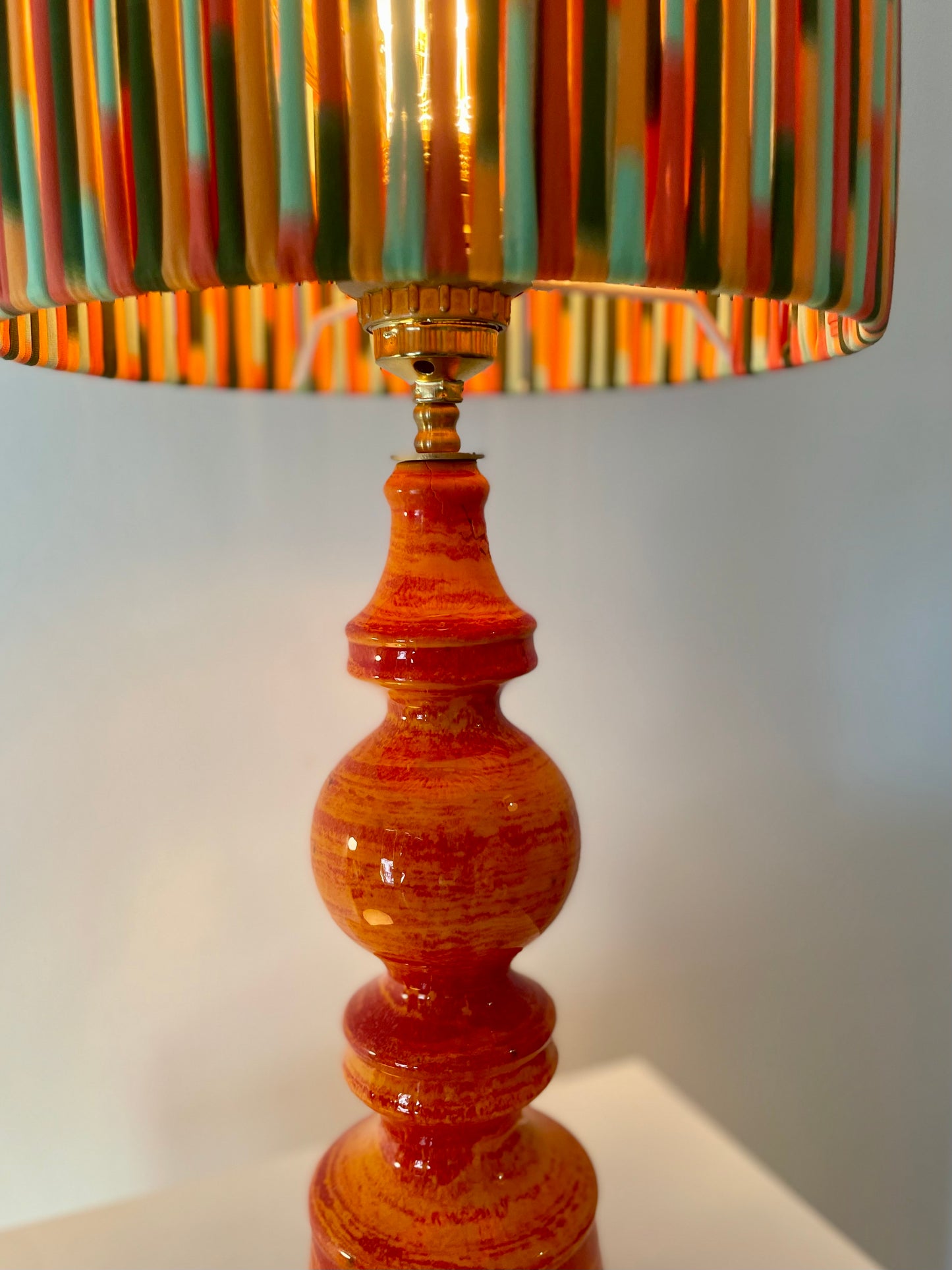 Kleine 70 Jahre Stehlampe mit Pop Art String Schirm