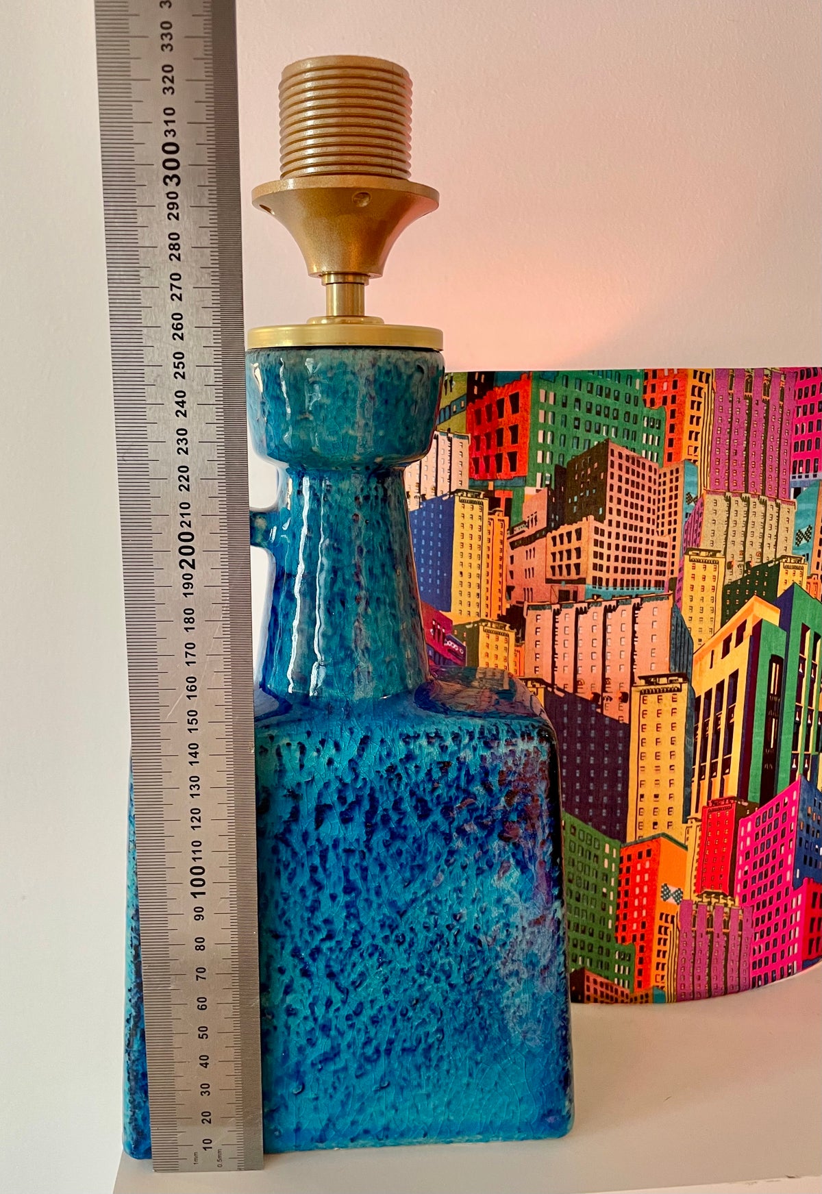'The Archive Collection: imposante Tischlampe aus Mareivase und Liberty London Reprint von 1969