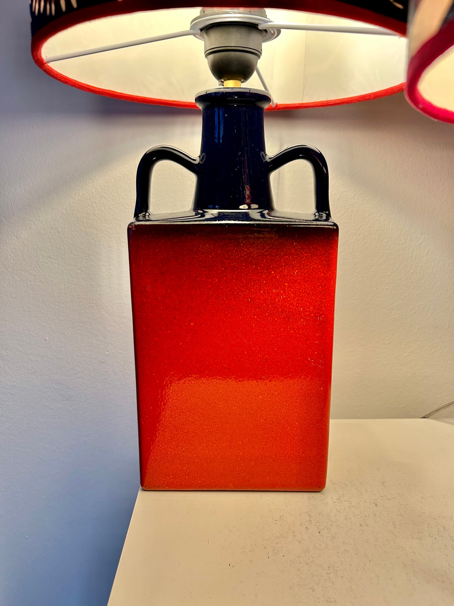 Ein Paar imposante Walter Brecht Vasenlampen mit japanischen Kranich-Schirmen