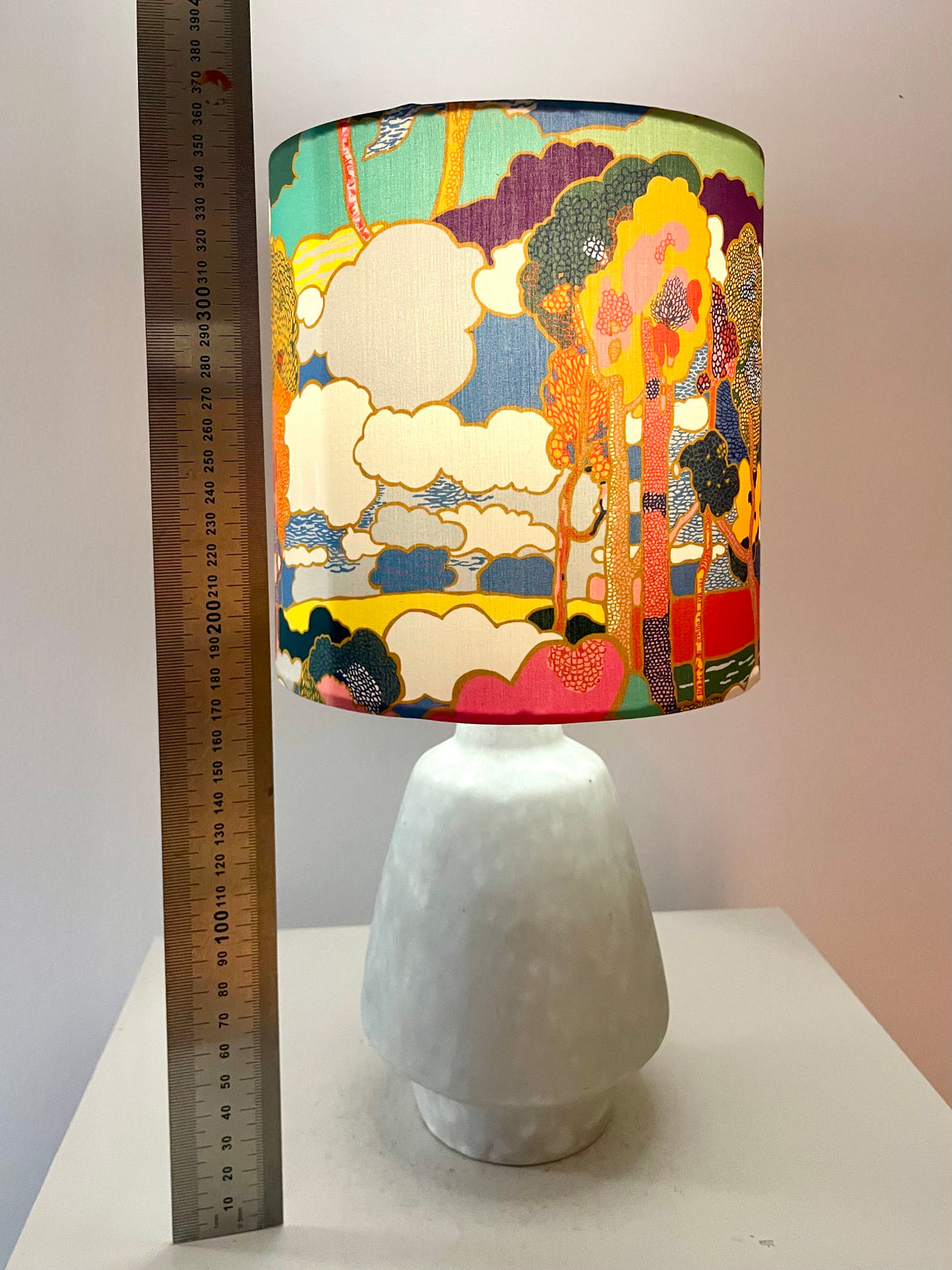 The Archive Collection: Kabellose Tischlampe aus Vintage-Vase mit Lampenschirm aus Liberty-Stoff „Prospect Road“