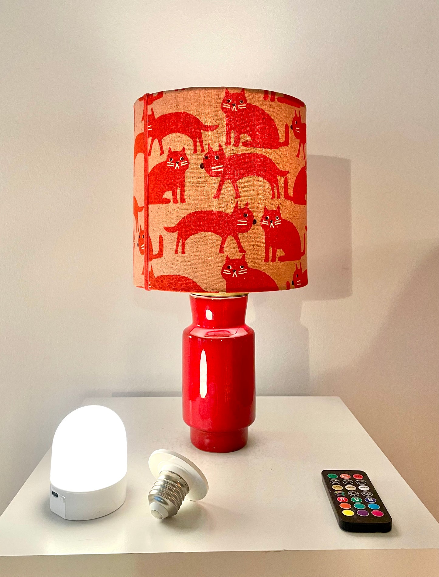 Kleine kabellose Vintage Lampe mit japanischen Stoffschirm