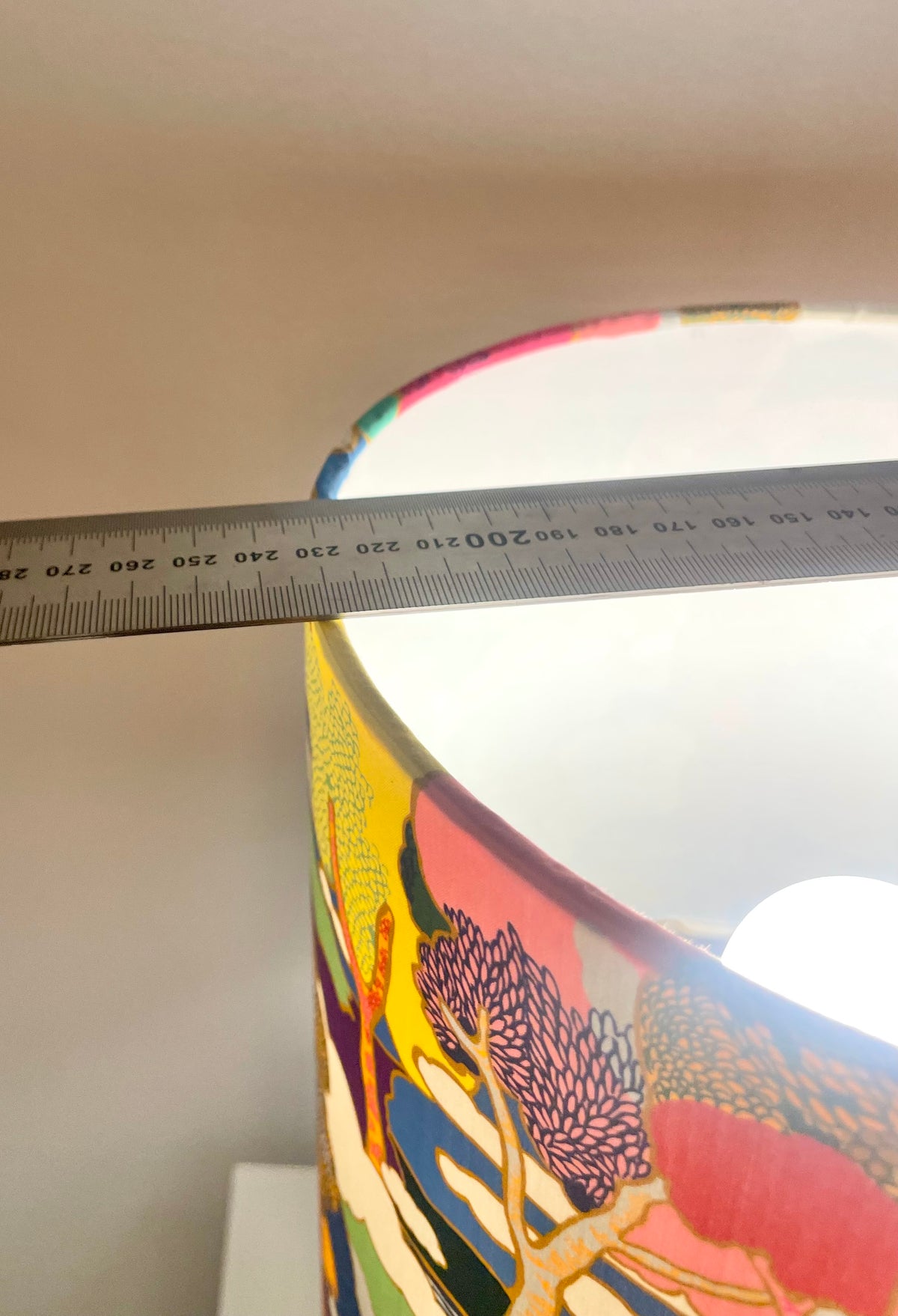 The Archive Collection: Kabellose Fohr Vasenlampe mit Lampenschirm aus Liberty-Reprint „Prospect Road“