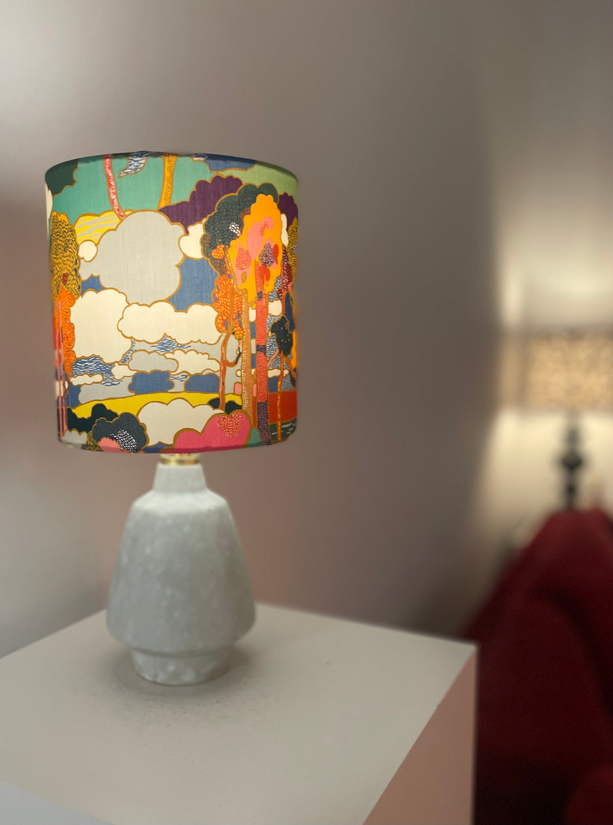 The Archive Collection: Kabellose Tischlampe aus Vintage-Vase mit Lampenschirm aus Liberty-Stoff „Prospect Road“