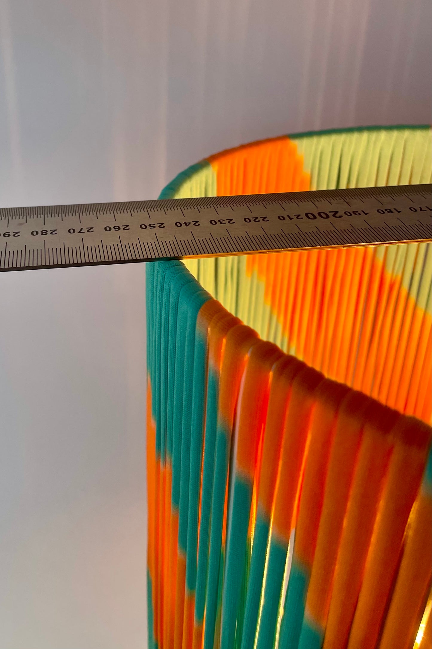 70er Jahre Keramiklampe mit Pop Art String-Schirm