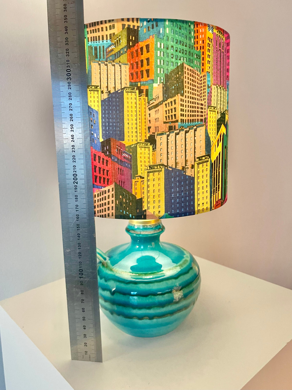 The Archive Collection: Kabellose Vasenlampe mit Liberty-Stoff „Bernard’s Buildings“