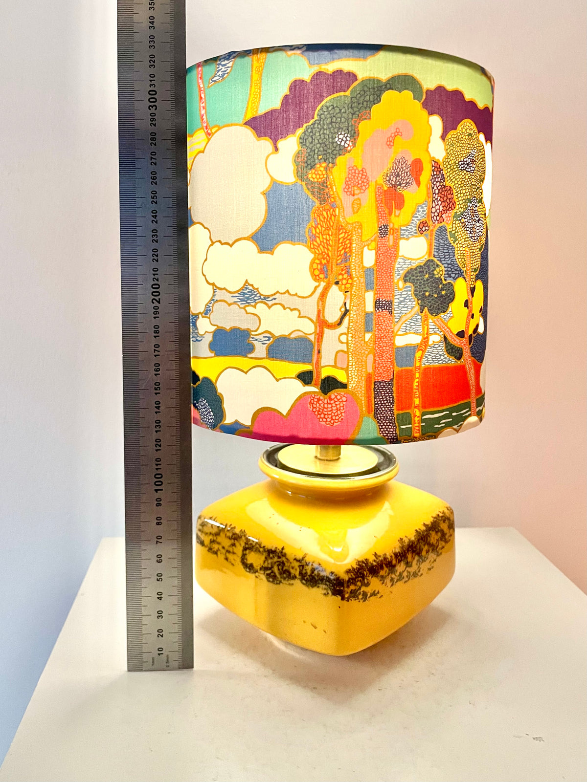 The Archive Collection: Tischlampe aus DDR Keramik mit Lampenschirm aus Liberty-Stoff „Prospect Road“