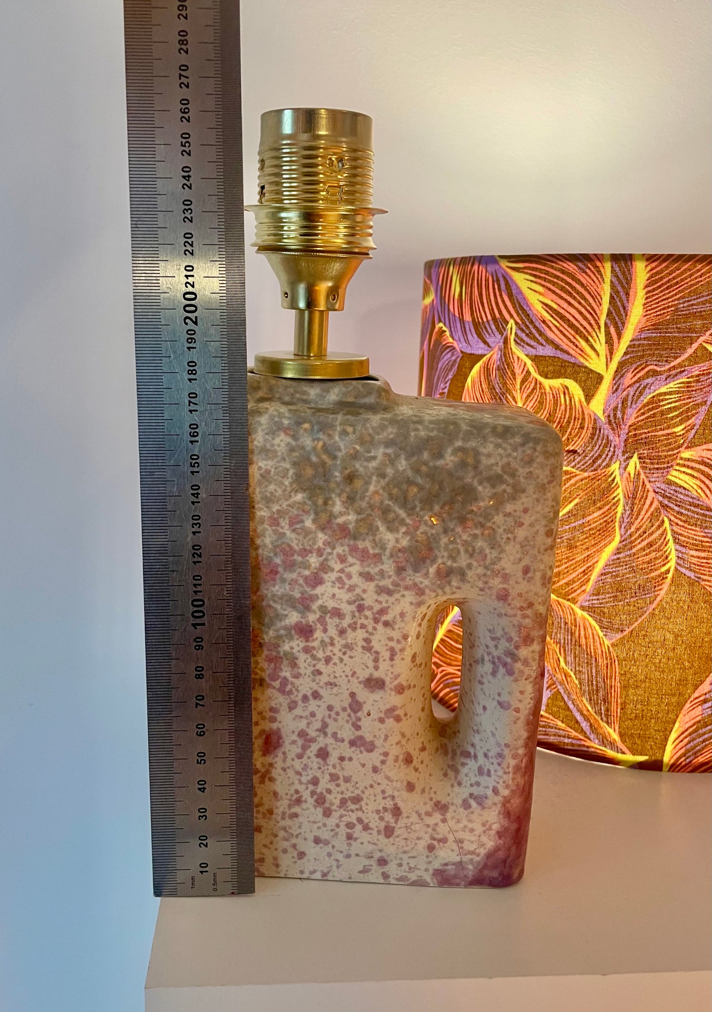 Übelacker Tischleuchte - Akku-Leuchte auf Kaminvase mit botanischem Schirm | 42 cm