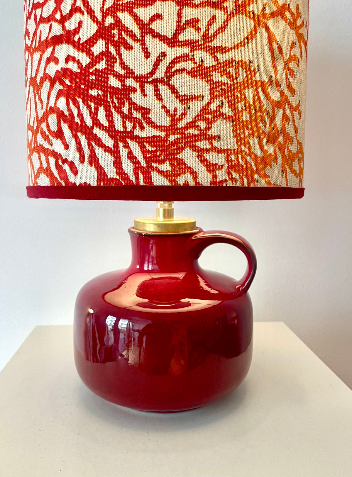 Upgecykelte Tischlampe - kabellos - aus einer Vintage Vase mit rotem Korallenstoff