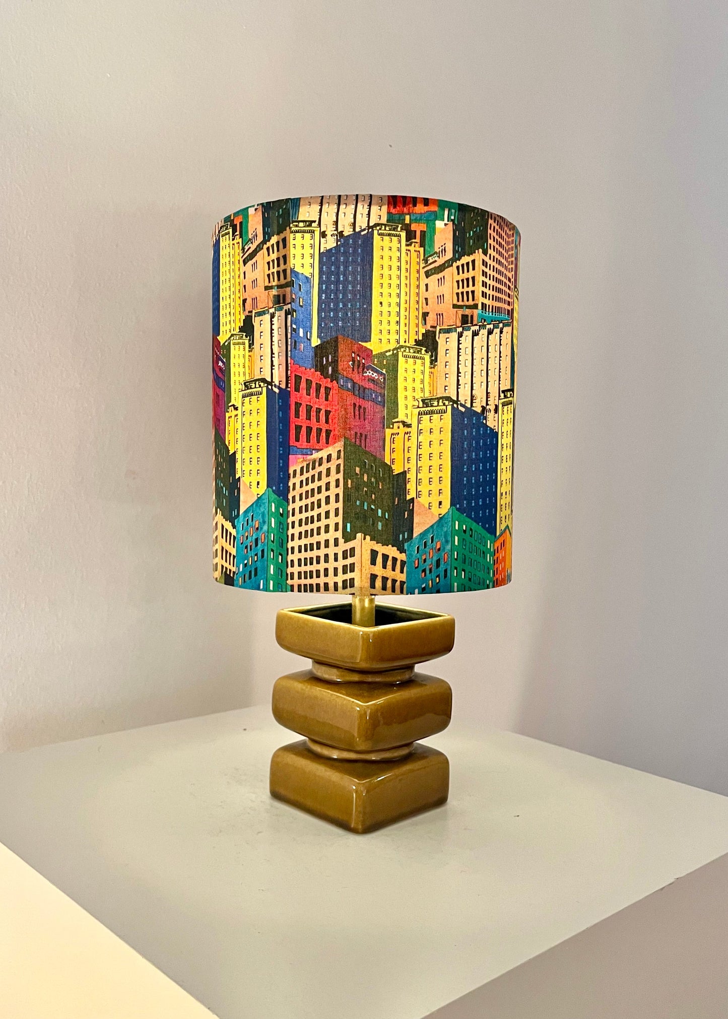 Upgecycelte Tischlampe – Cityscape Collection - einer originalen Keramikvase von Cari Zalloni, einem der bedeutenden Designer der deutschen Nachkriegsmoderne