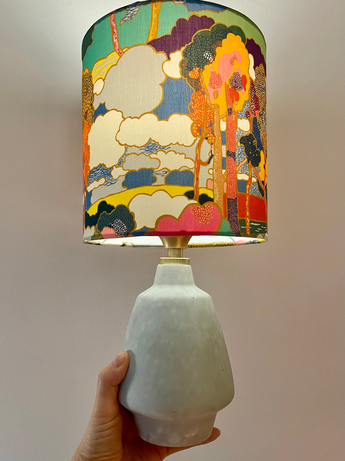 Kabellose Tischlampe aus Vintage-Vase mit Liberty-Stoff