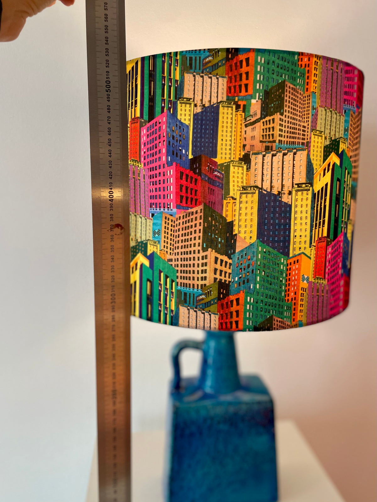 'The Archive Collection: imposante Tischlampe aus Mareivase und Liberty London Reprint von 1969