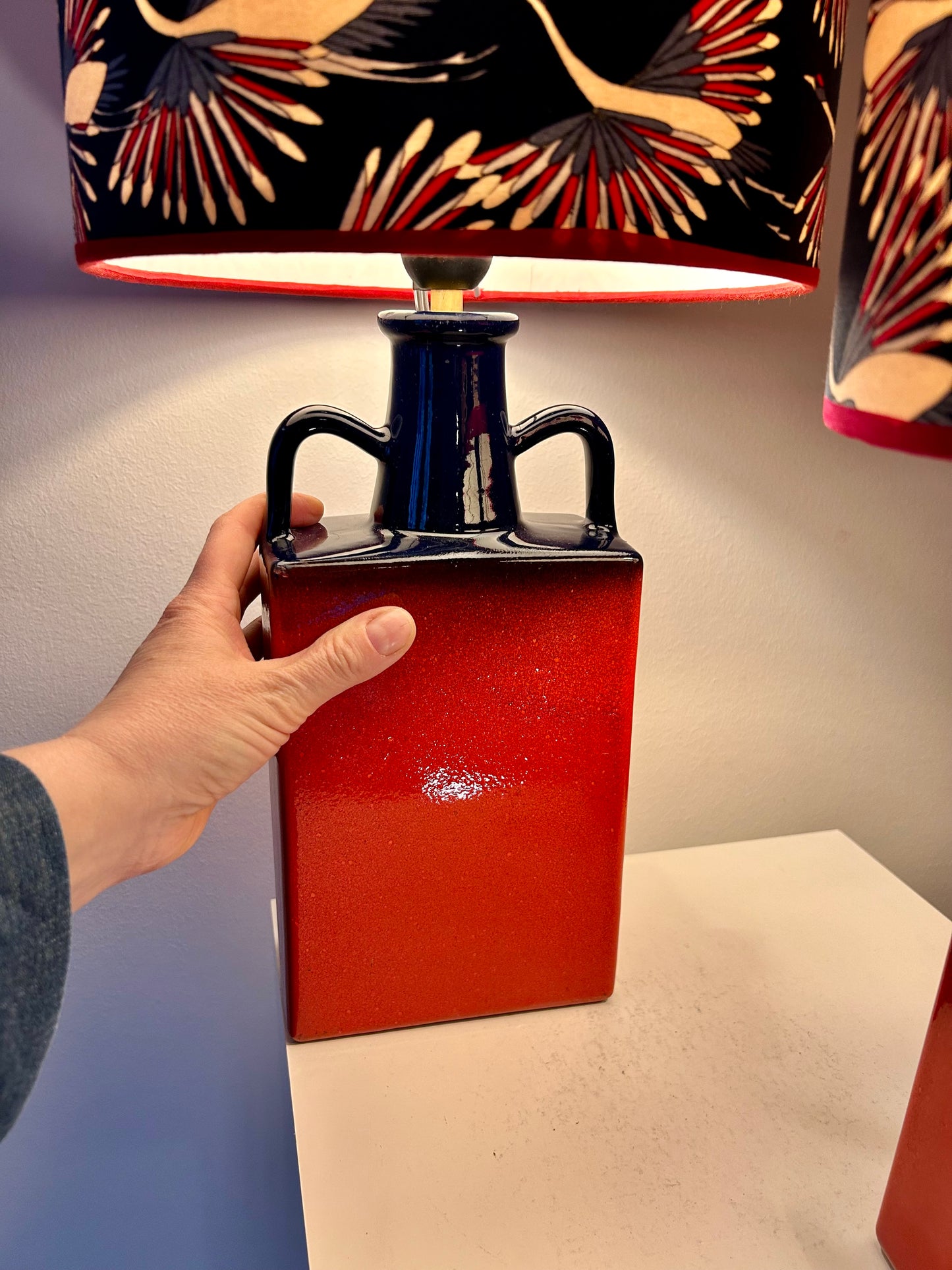Ein Paar imposante Walter Brecht Vasenlampen mit japanischen Kranich-Schirmen
