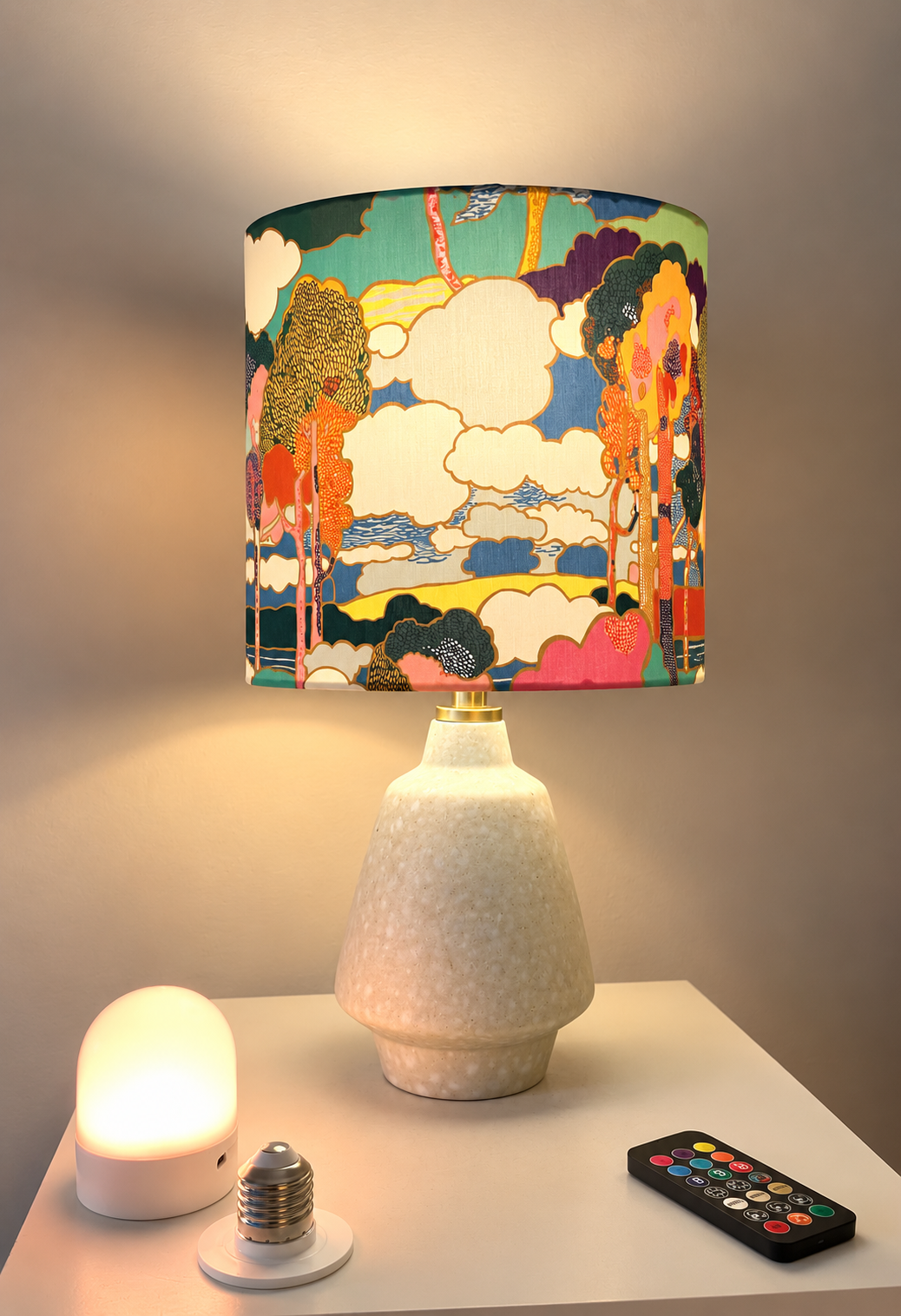 The Archive Collection: Kabellose Tischlampe aus Vintage-Vase mit Lampenschirm aus Liberty-Stoff „Prospect Road“