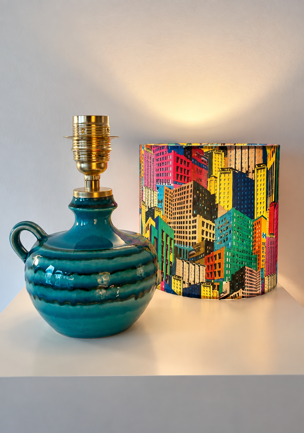 The Archive Collection: Kabellose Vasenlampe mit Liberty-Stoff „Bernard’s Buildings“