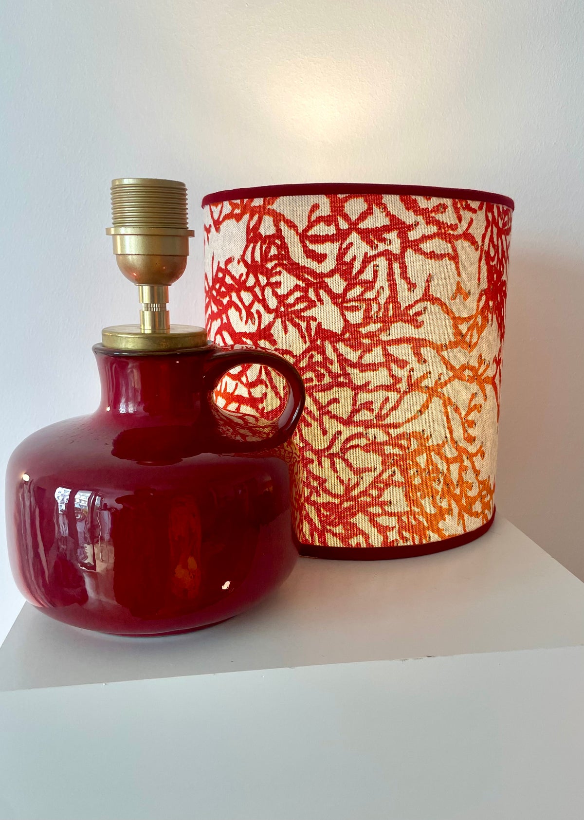 Upgecykelte Tischlampe - kabellos - aus einer Vintage Vase mit rotem Korallenstoff