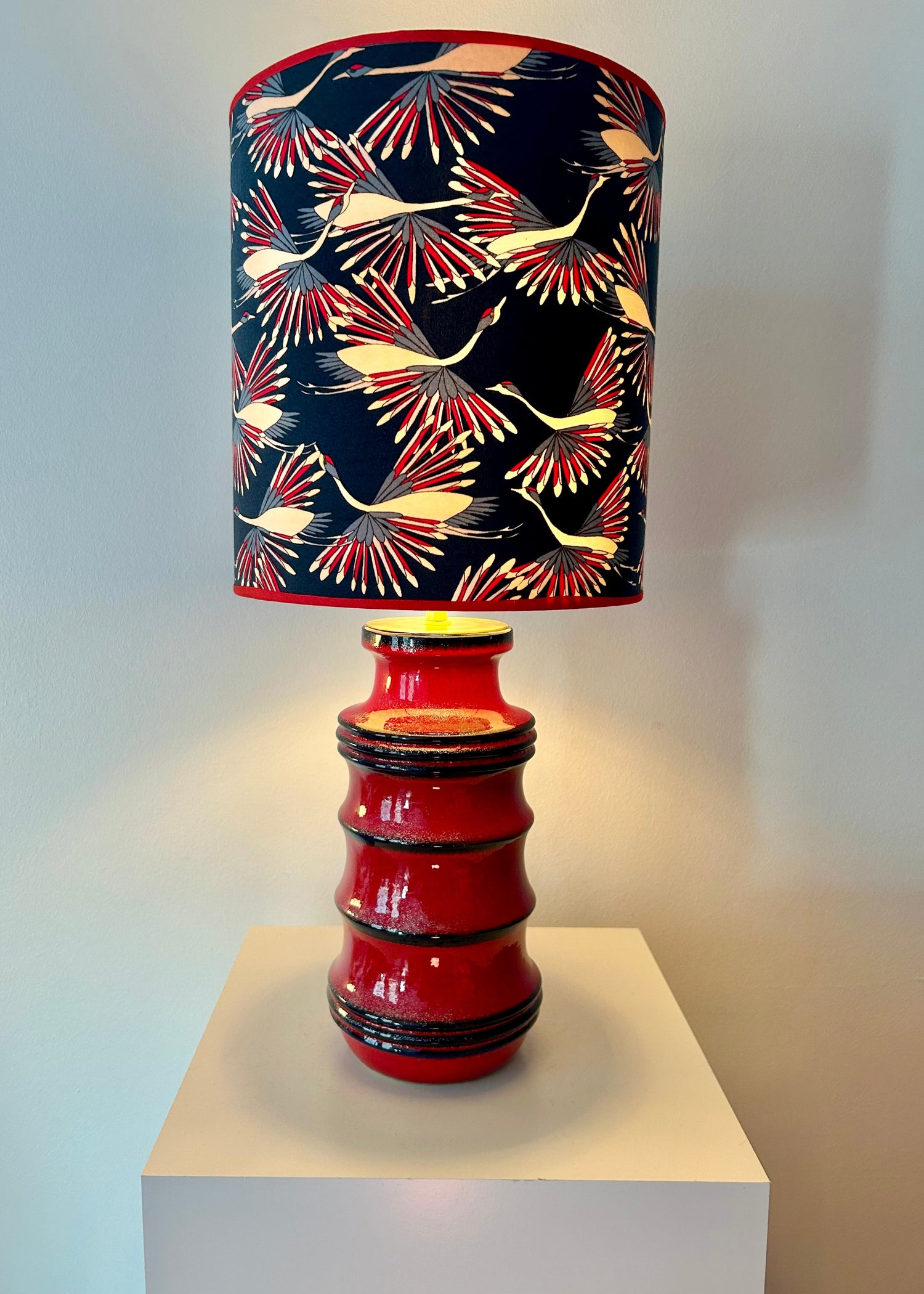 Scheurich Pagodenvase als Tischlampe mit Kranichschirm - West German Pottery