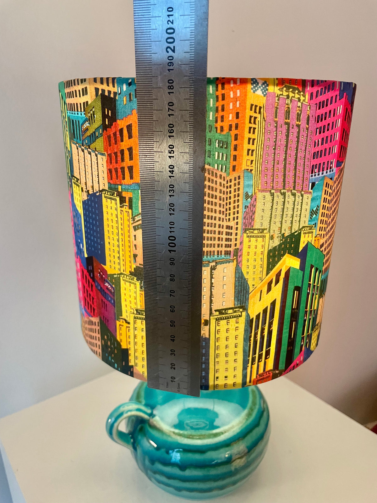 The Archive Collection: Kabellose Vasenlampe mit Liberty-Stoff „Bernard’s Buildings“