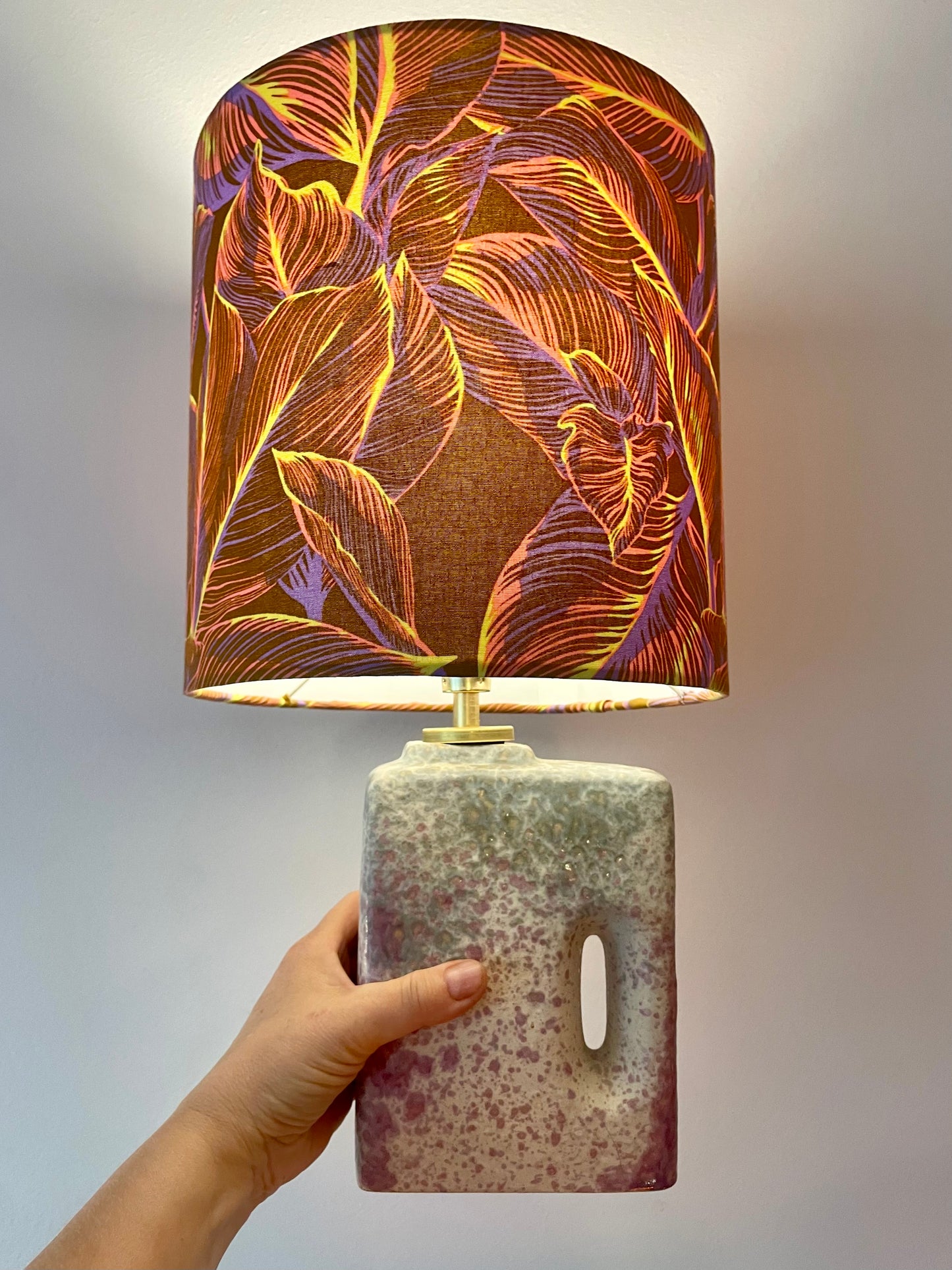Übelacker Tischleuchte - Akku-Leuchte auf Kaminvase mit botanischem Schirm | 42 cm