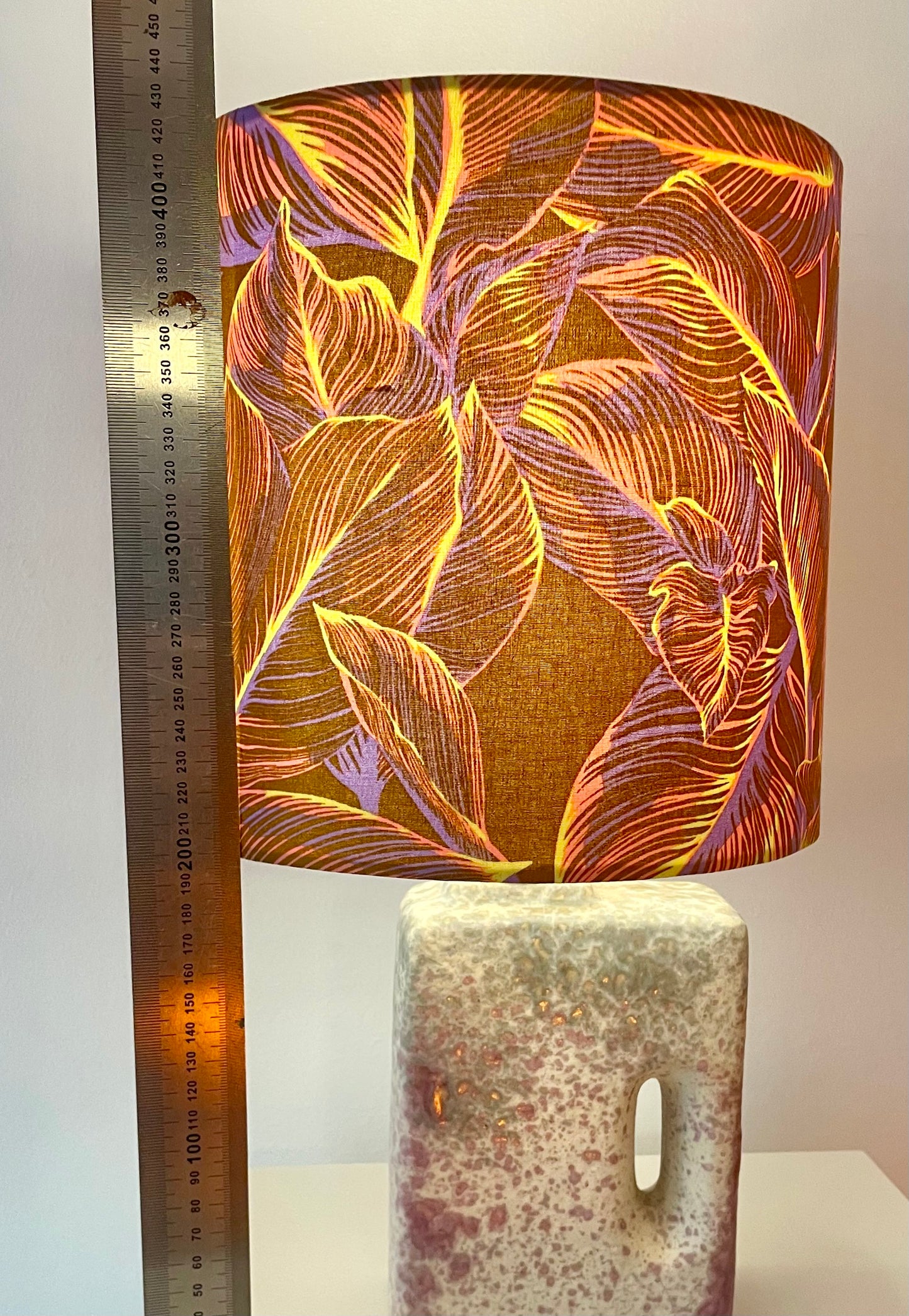 Übelacker Tischleuchte - Akku-Leuchte auf Kaminvase mit botanischem Schirm | 42 cm