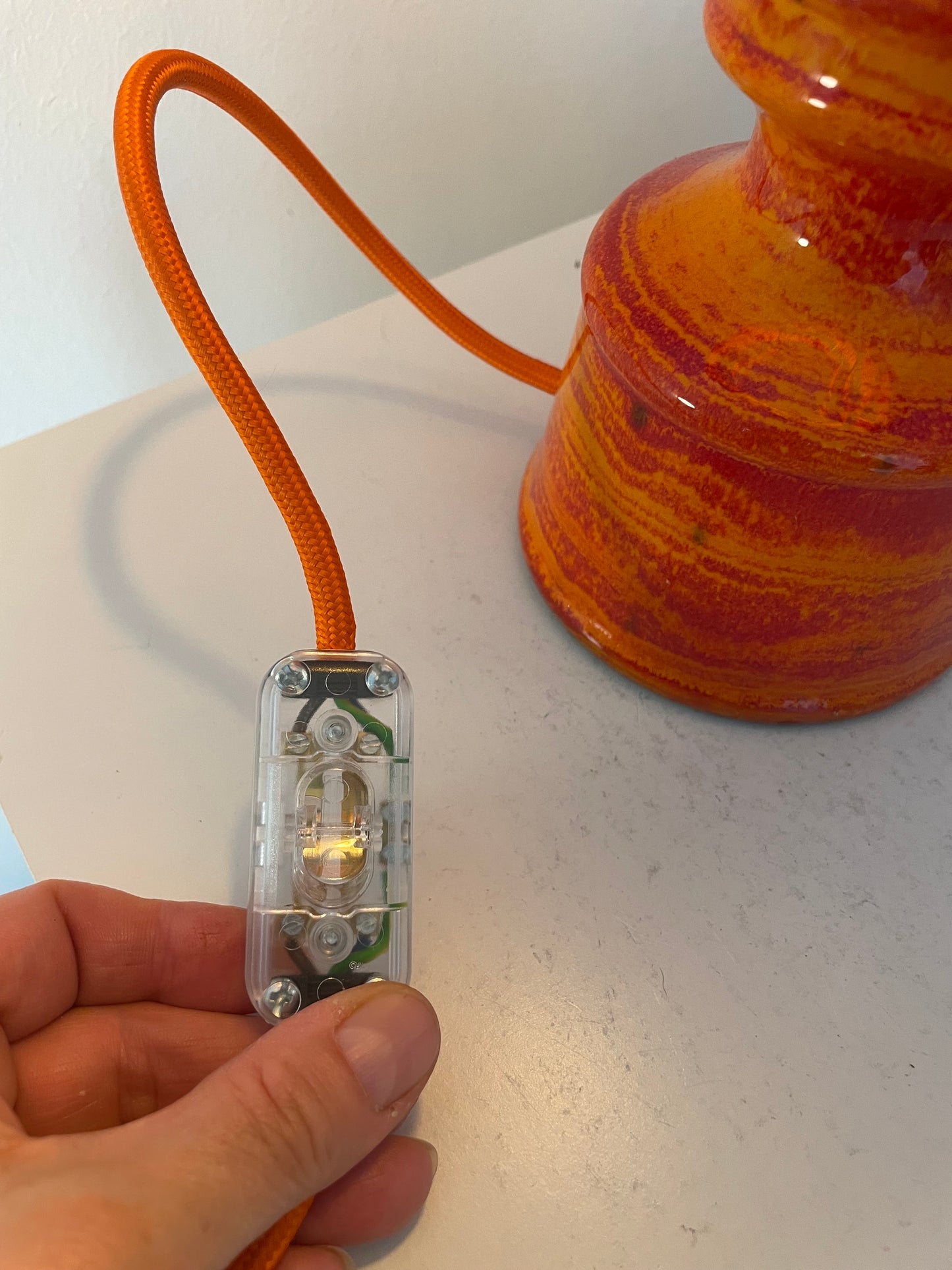 70er Jahre Keramiklampe mit Pop Art String-Schirm