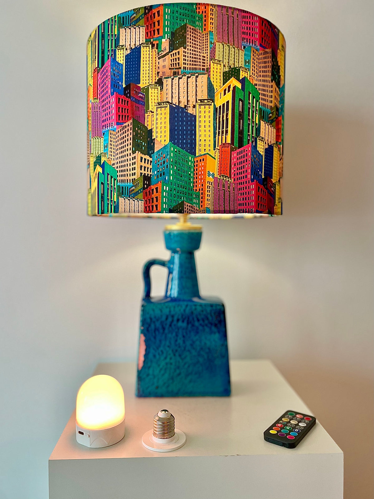 'The Archive Collection: imposante Tischlampe aus Mareivase und Liberty London Reprint von 1969