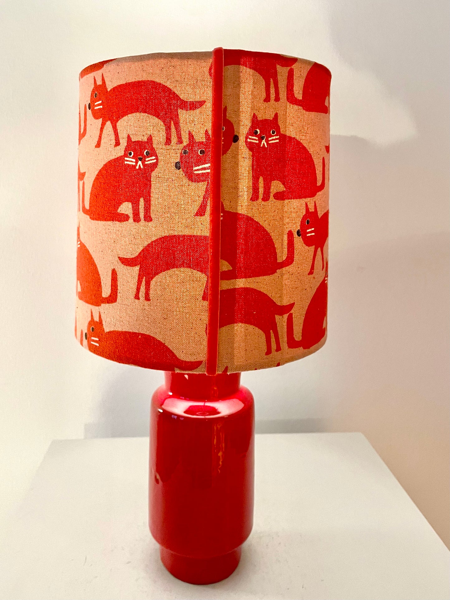 Kleine kabellose Vintage Lampe mit japanischen Stoffschirm