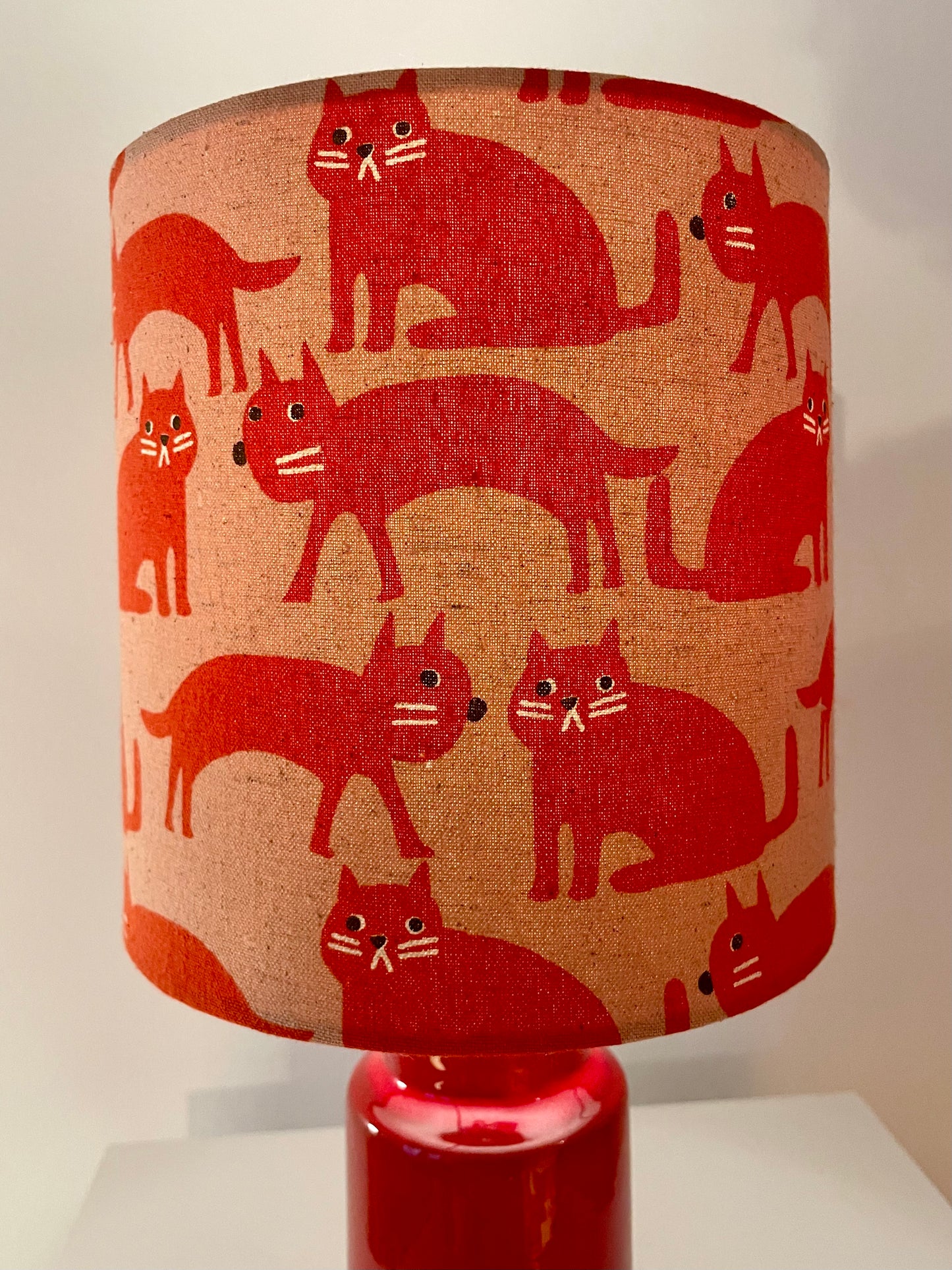 Kleine kabellose Vintage Lampe mit japanischen Stoffschirm