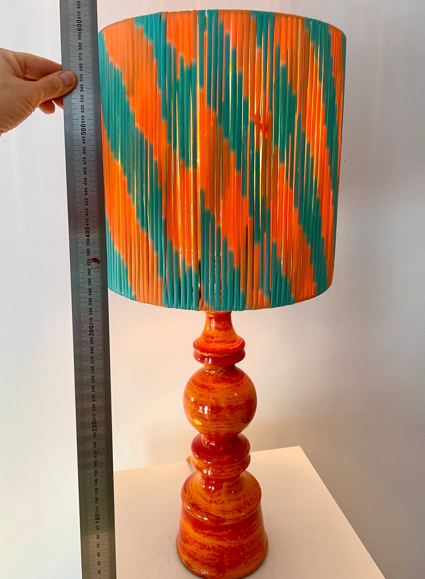 70er Jahre Keramiklampe mit Pop Art String-Schirm