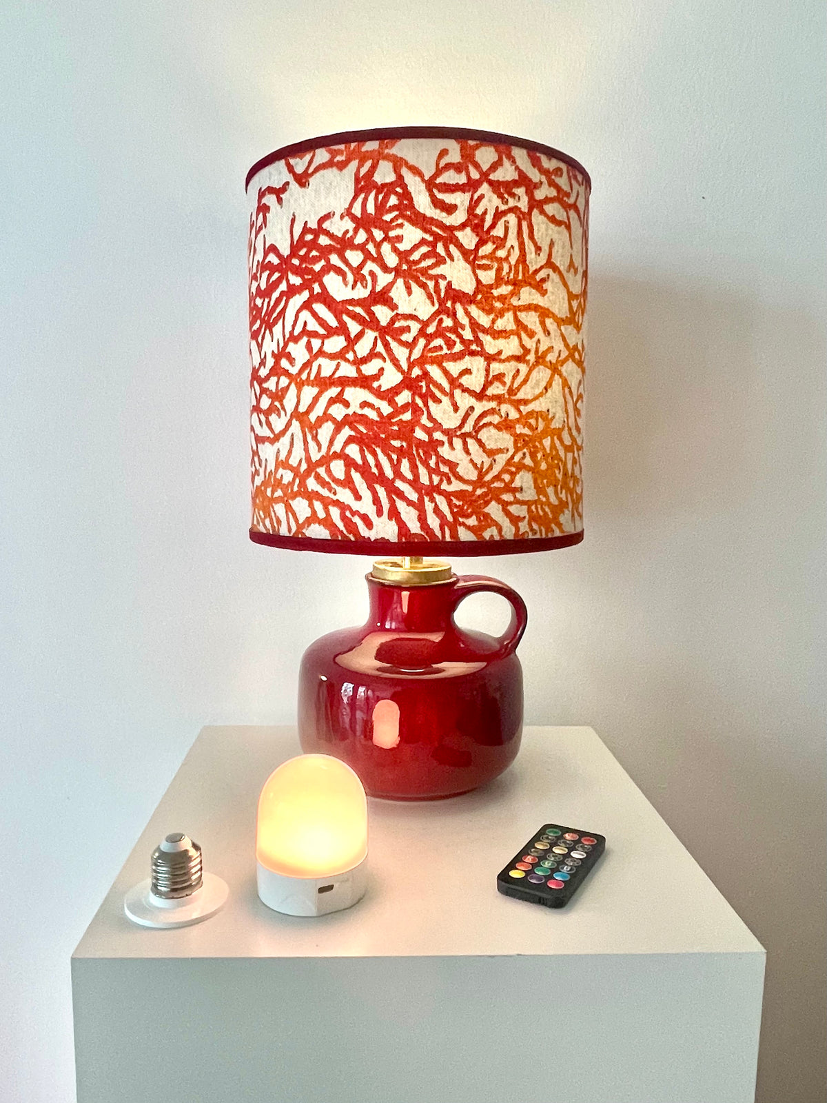 Upgecykelte Tischlampe - kabellos - aus einer Vintage Vase mit rotem Korallenstoff