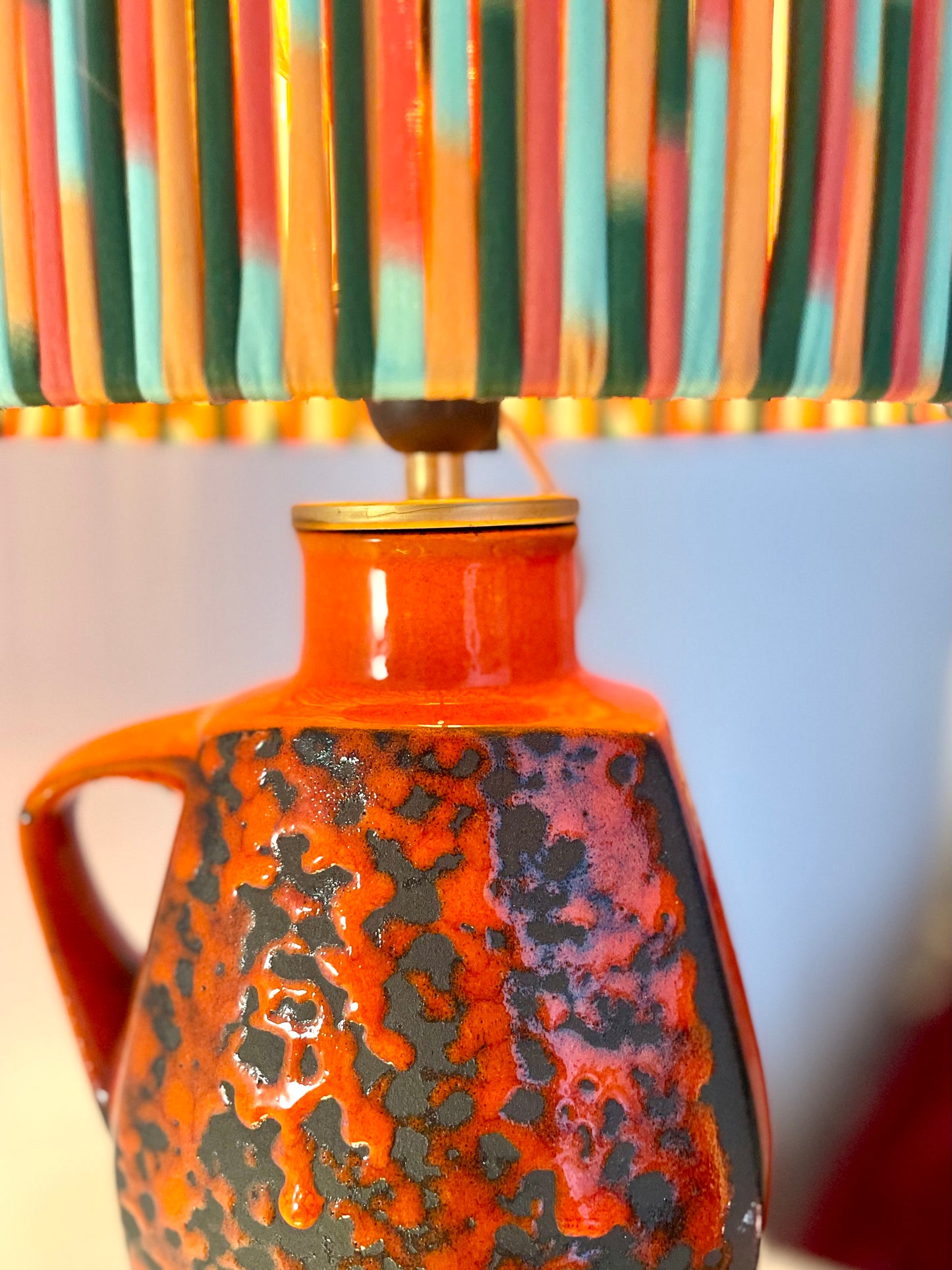 Fat Lava 70er Jahre Tischlampe von S.P. Gerz - mit Pop Weave Schirm