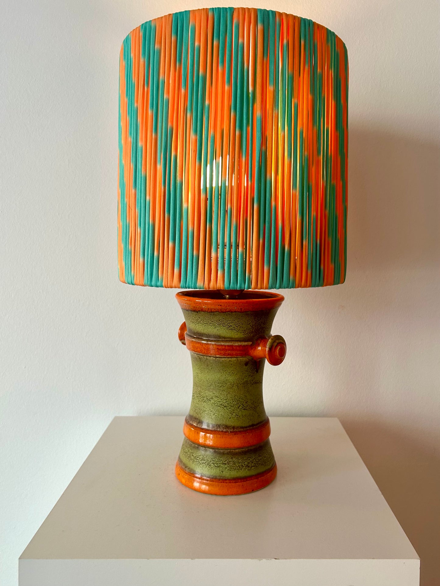 Uebelacker vase as a cordless table lamp