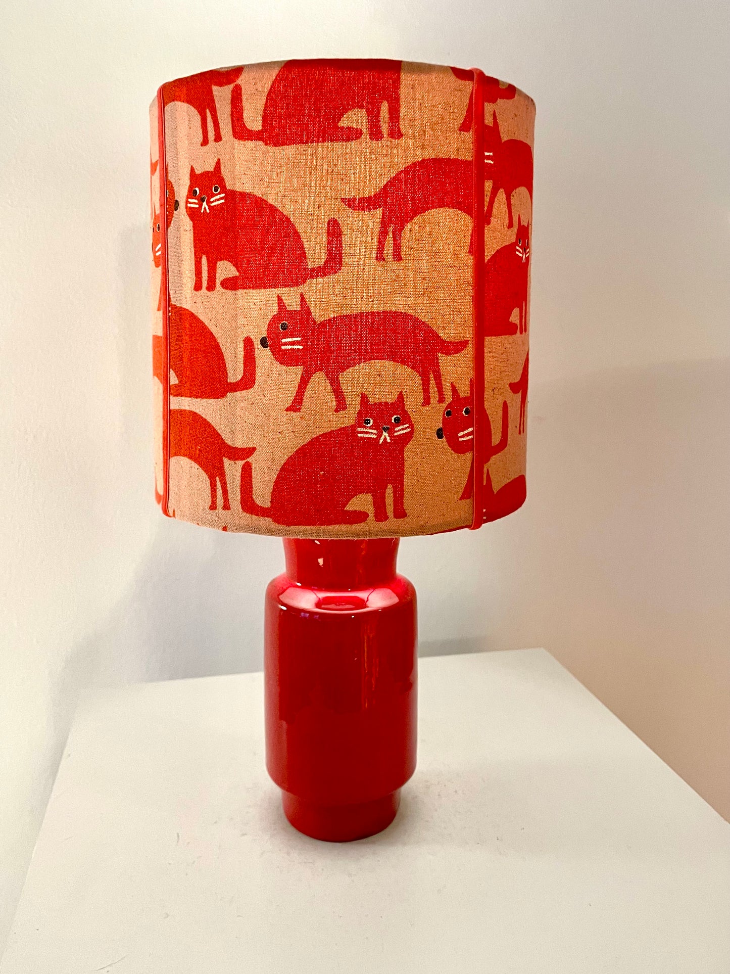 Kleine kabellose Vintage Lampe mit japanischen Stoffschirm